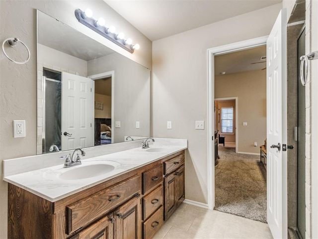 1924 W Flintlock Way, Mustang, OK 73064