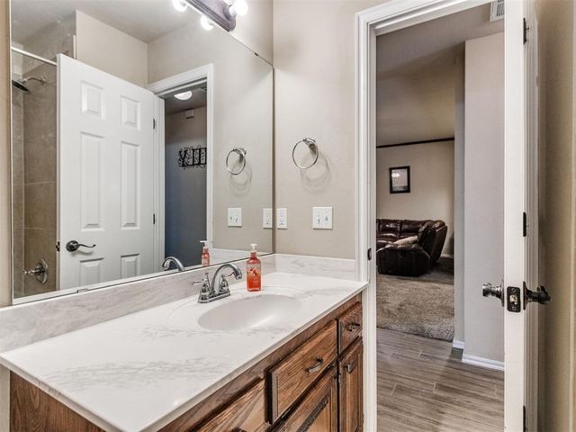 1924 W Flintlock Way, Mustang, OK 73064