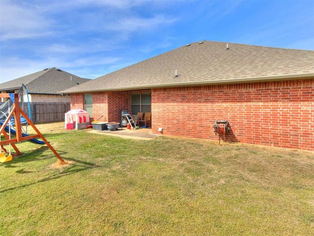 1924 W Flintlock Way, Mustang, OK 73064