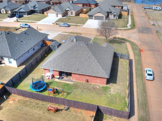 1924 W Flintlock Way, Mustang, OK 73064