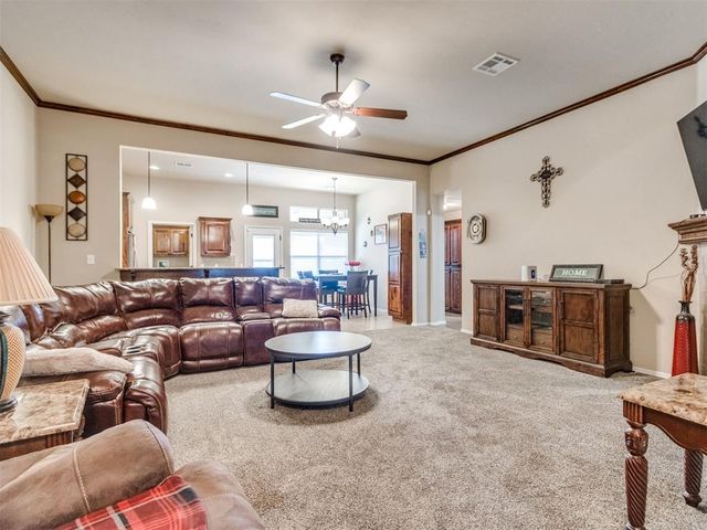 1924 W Flintlock Way, Mustang, OK 73064