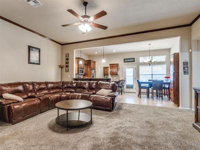 1924 W Flintlock Way, Mustang, OK 73064