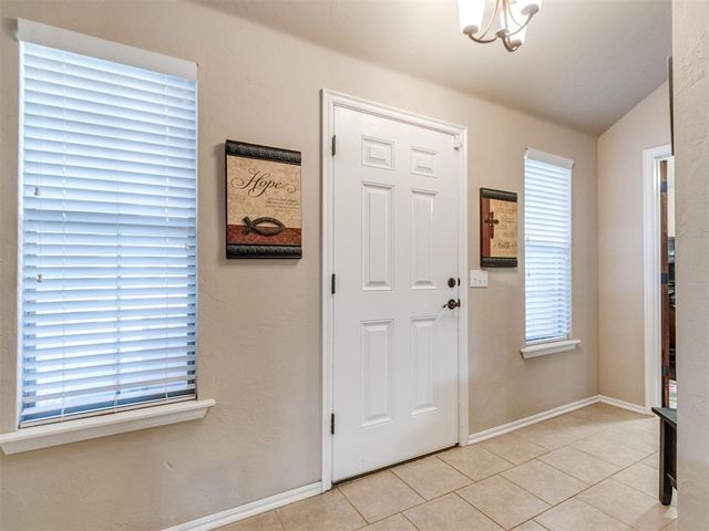 1924 W Flintlock Way, Mustang, OK 73064