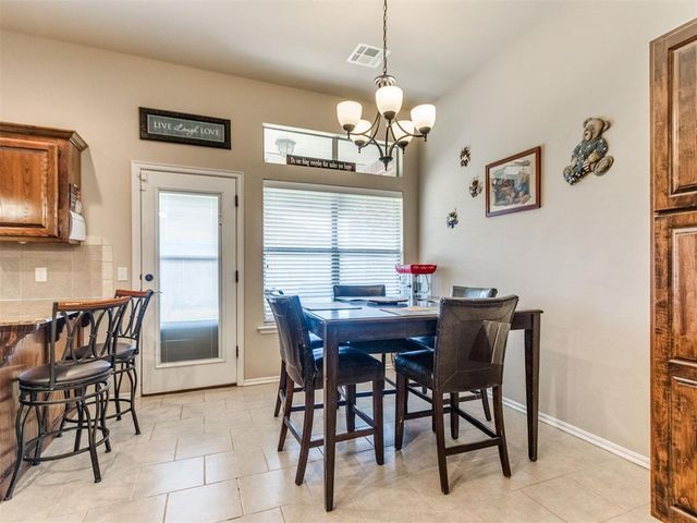 1924 W Flintlock Way, Mustang, OK 73064