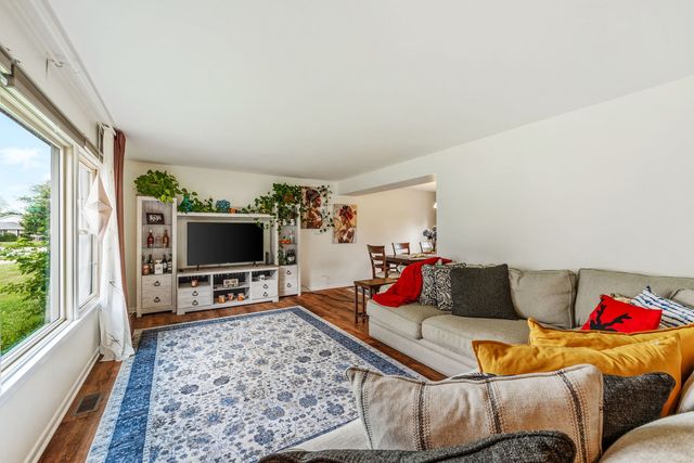 910 LONSDALE Road, Elk Grove Village, IL 60007