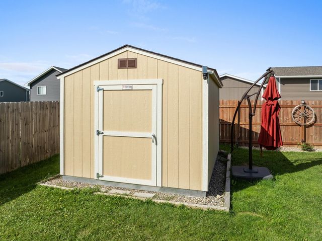 314 5TH AVE SW, Surrey, ND 58785