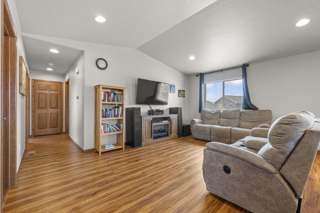 314 5TH AVE SW, Surrey, ND 58785