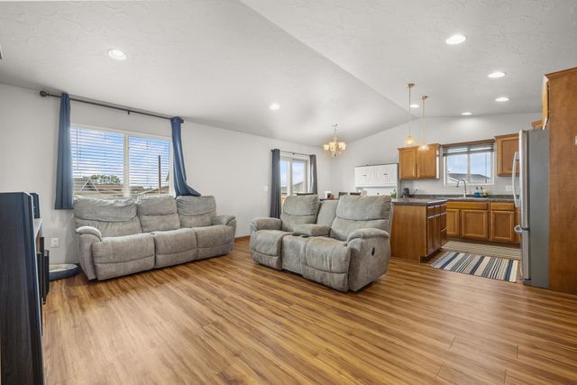 314 5TH AVE SW, Surrey, ND 58785