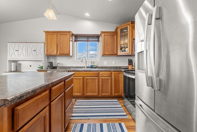 314 5TH AVE SW, Surrey, ND 58785