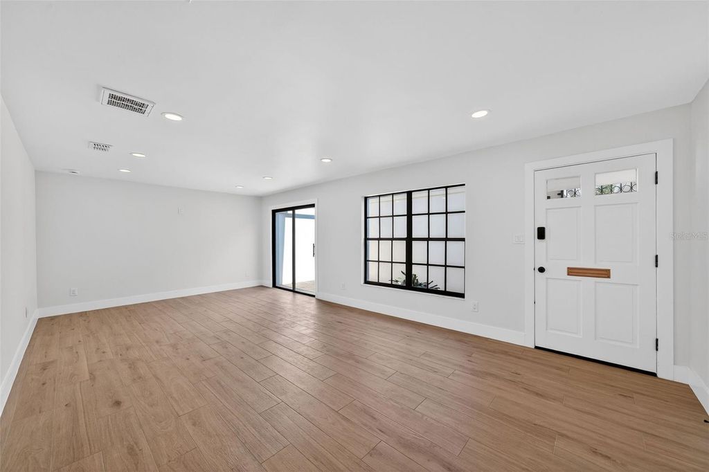 Image 4 of property listing at 908 HILLARY COURT 15, Orlando, FL 32804