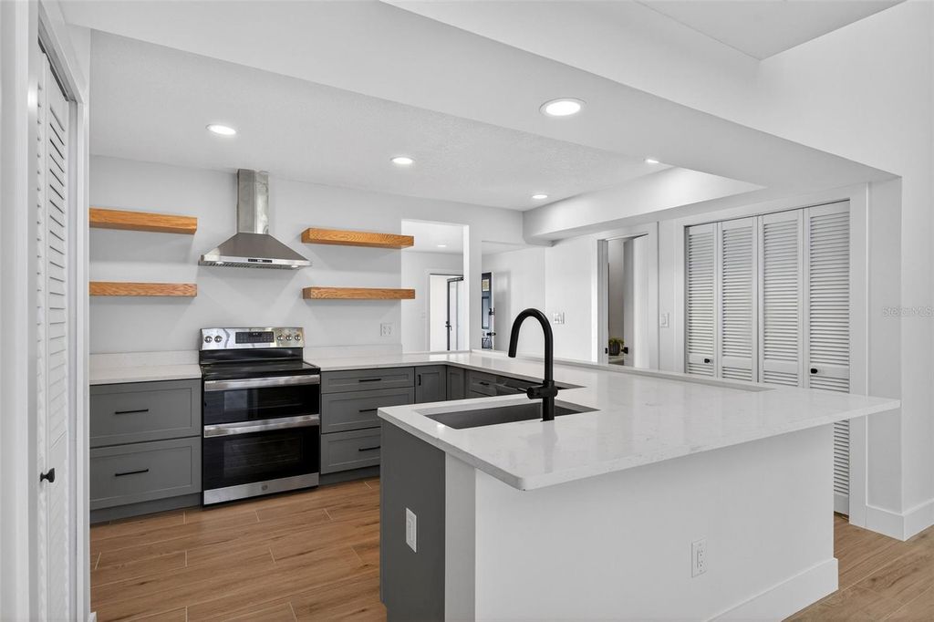 Image 6 of property listing at 908 HILLARY COURT 15, Orlando, FL 32804