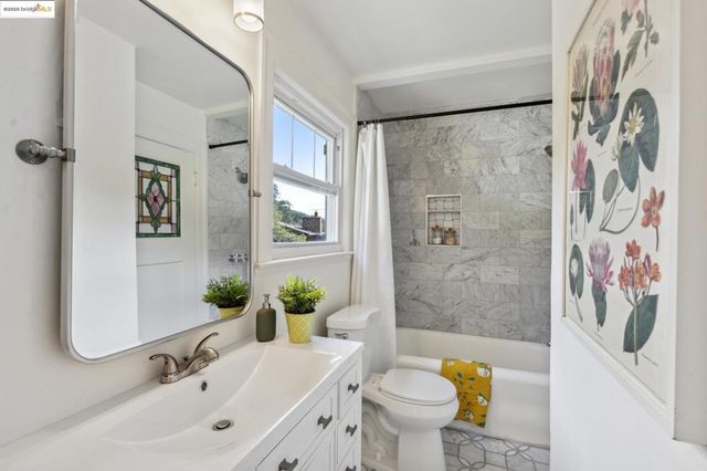 3085 Monterey Blvd, Oakland, CA 94602