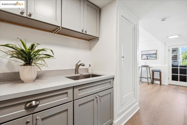 3085 Monterey Blvd, Oakland, CA 94602