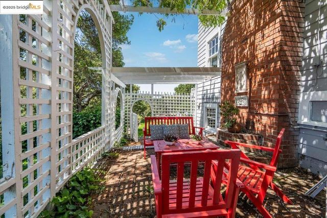 3085 Monterey Blvd, Oakland, CA 94602