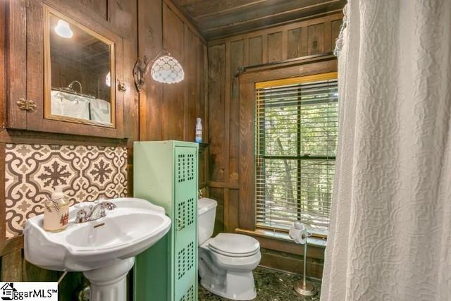 814 Moorefield Memorial Highway, Sunset, SC 29685