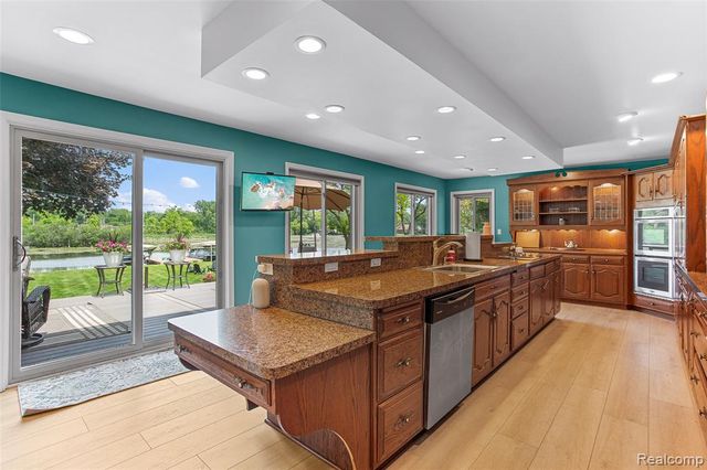 345 Beverly Island Drive, Waterford, MI 48328