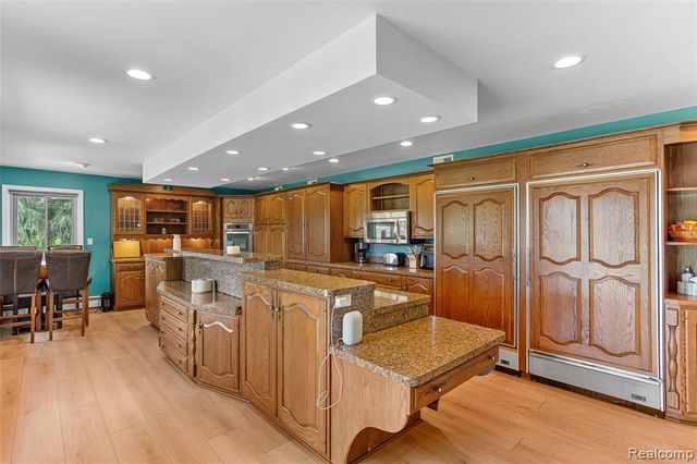 345 Beverly Island Drive, Waterford, MI 48328