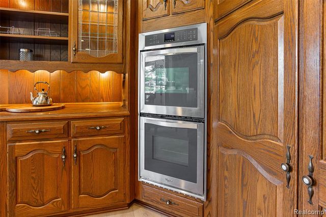 345 Beverly Island Drive, Waterford, MI 48328