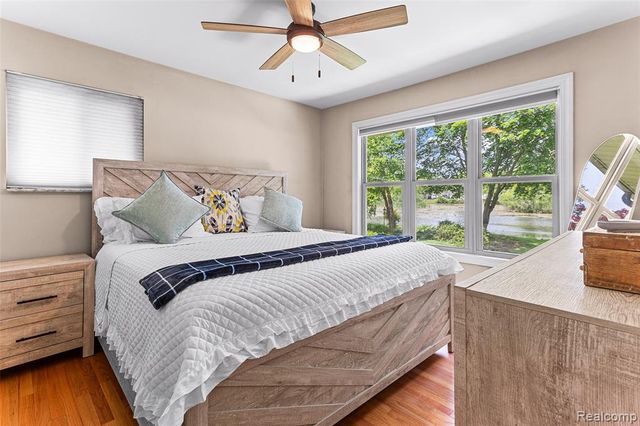 345 Beverly Island Drive, Waterford, MI 48328