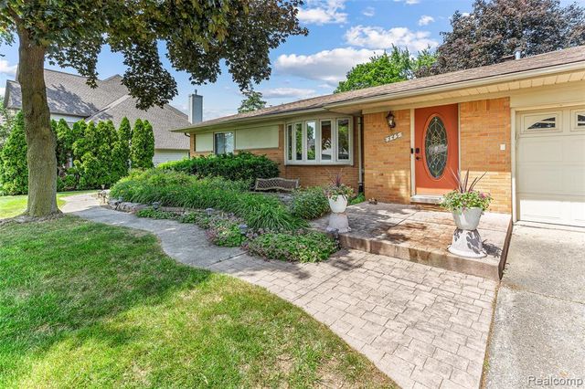 345 Beverly Island Drive, Waterford, MI 48328