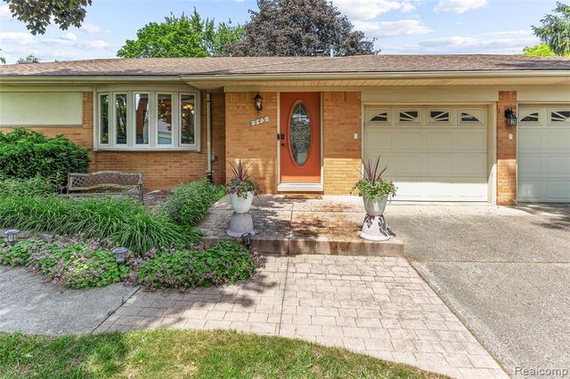 345 Beverly Island Drive, Waterford, MI 48328