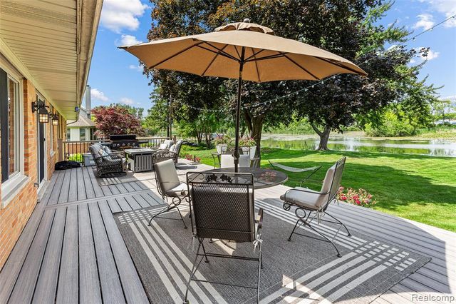 345 Beverly Island Drive, Waterford, MI 48328