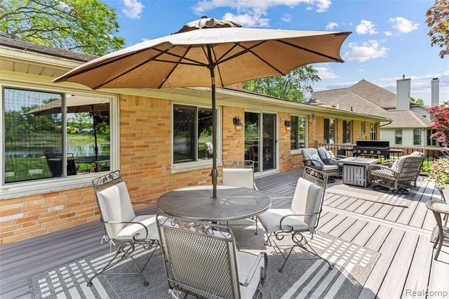 345 Beverly Island Drive, Waterford, MI 48328