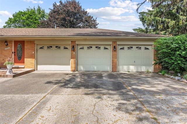 345 Beverly Island Drive, Waterford, MI 48328