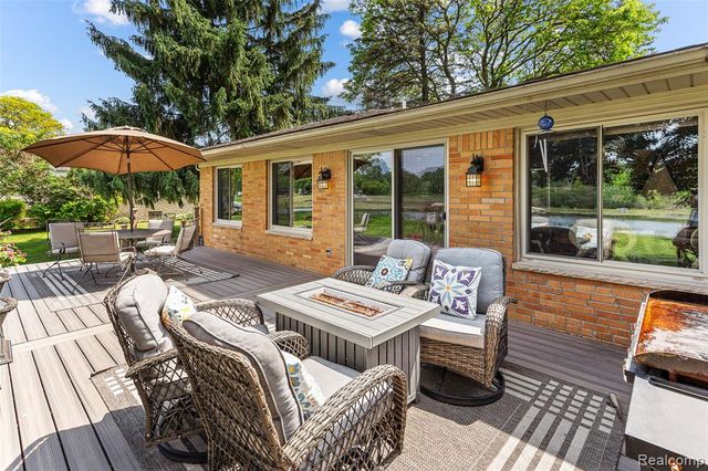 345 Beverly Island Drive, Waterford, MI 48328