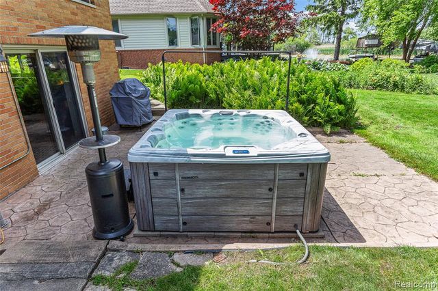 345 Beverly Island Drive, Waterford, MI 48328