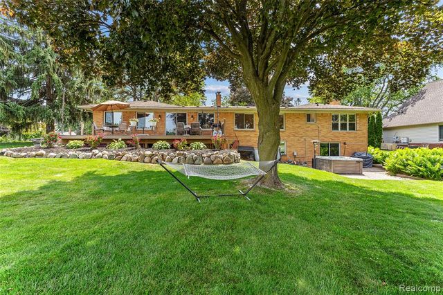 345 Beverly Island Drive, Waterford, MI 48328