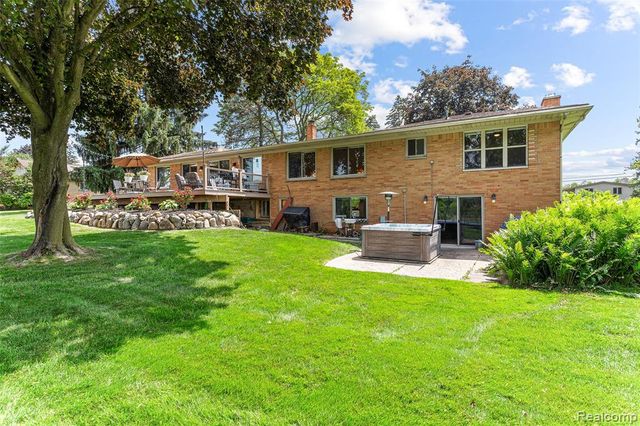 345 Beverly Island Drive, Waterford, MI 48328