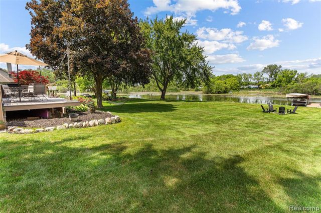 345 Beverly Island Drive, Waterford, MI 48328