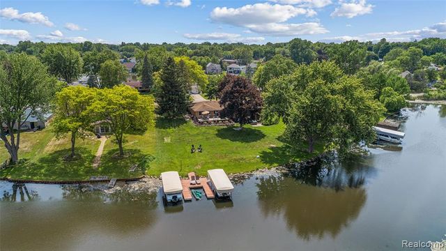 345 Beverly Island Drive, Waterford, MI 48328