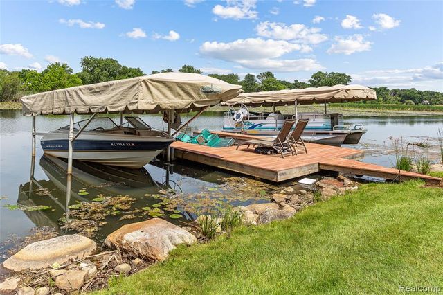 345 Beverly Island Drive, Waterford, MI 48328