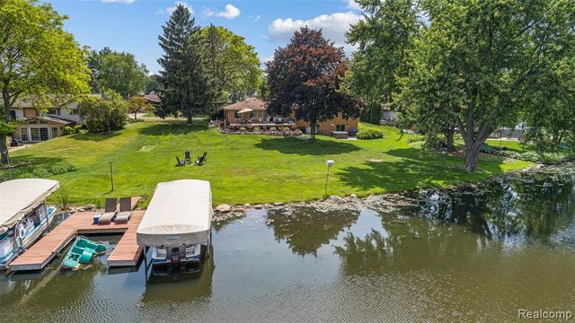 345 Beverly Island Drive, Waterford, MI 48328