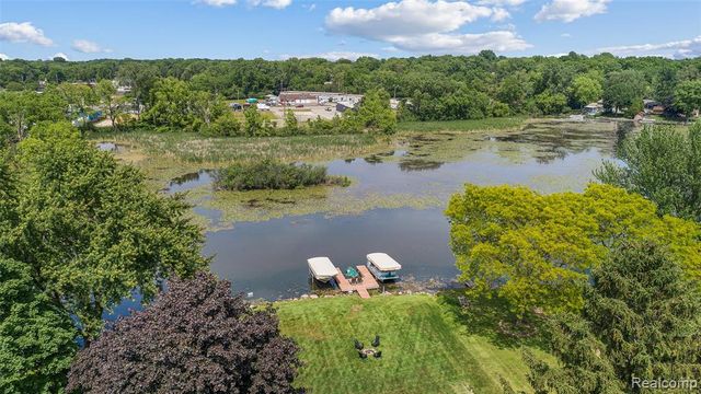 345 Beverly Island Drive, Waterford, MI 48328