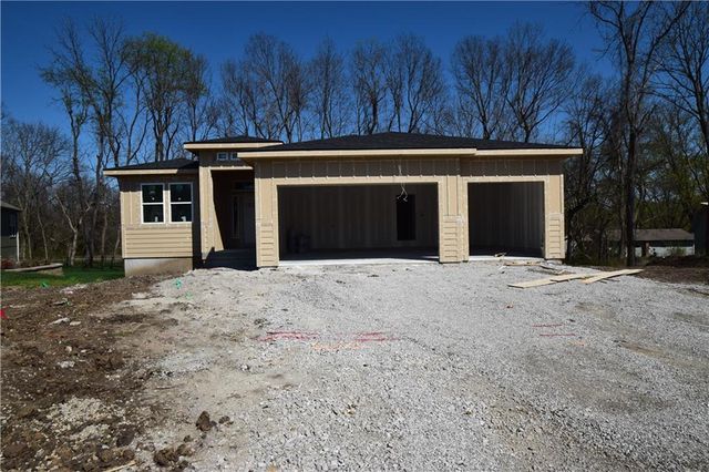 1703 SW Locust Street, Oak Grove, MO 64075