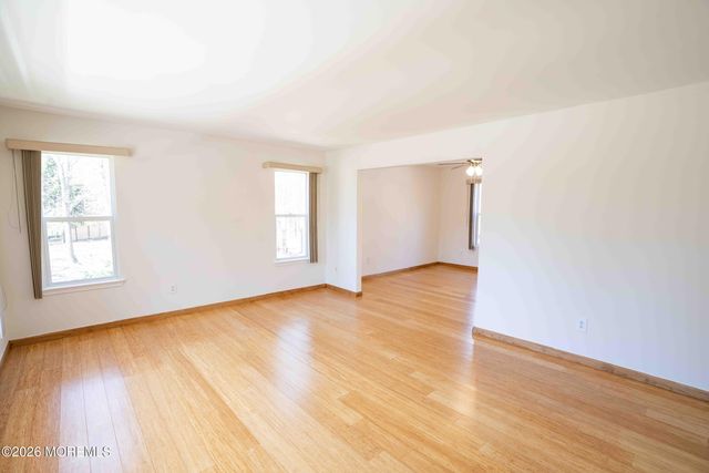 6 Abbey Road, Jackson, NJ 08527