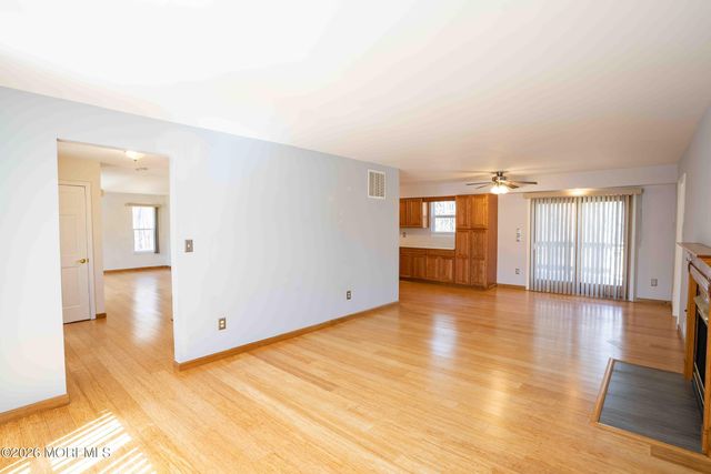6 Abbey Road, Jackson, NJ 08527