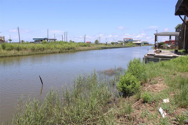 1089 Mabry Street, Gilchrist, TX 77617
