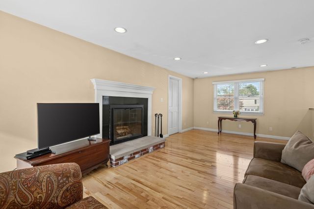 411 Newport Road, Hull, MA 02045