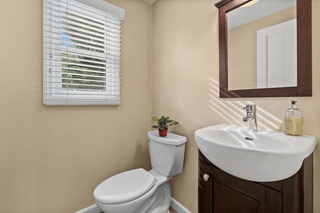 411 Newport Road, Hull, MA 02045