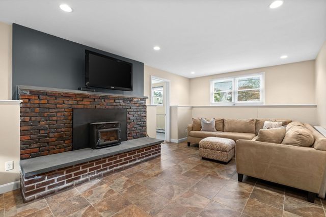 411 Newport Road, Hull, MA 02045