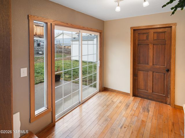 10 S Viking Dr, Selah, WA 98942