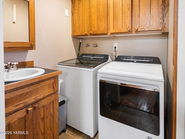 10 S Viking Dr, Selah, WA 98942