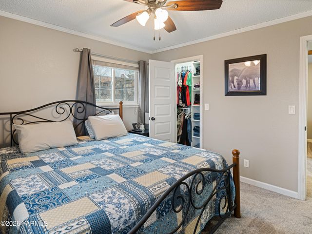 10 S Viking Dr, Selah, WA 98942