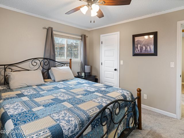 10 S Viking Dr, Selah, WA 98942