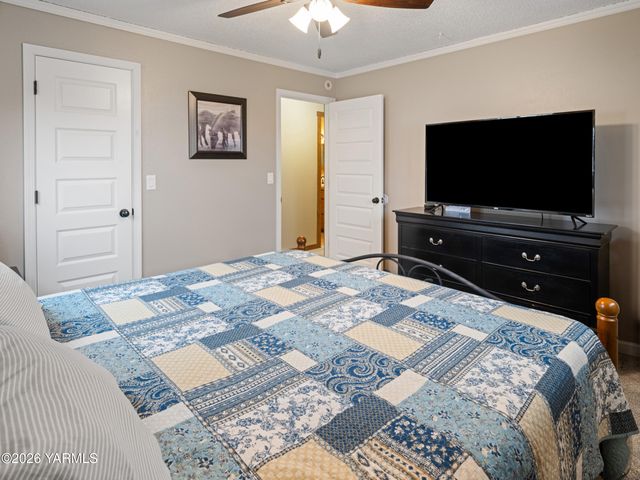 10 S Viking Dr, Selah, WA 98942