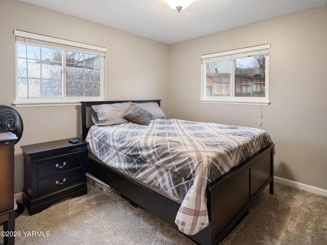 10 S Viking Dr, Selah, WA 98942